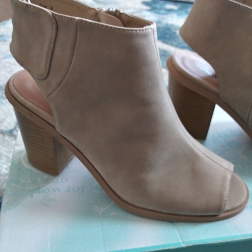 NEW IN BOX Maurice Booties!